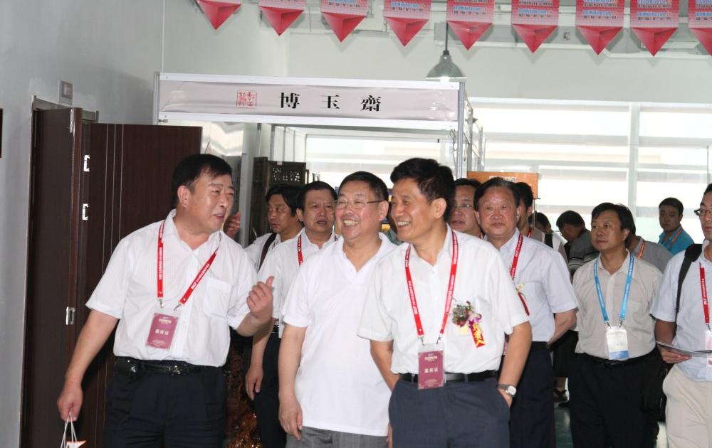 董事长张金亮先生陪同参会领导参观2010青岛矿博会展馆.jpg